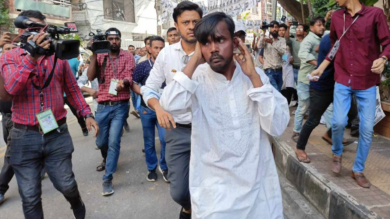 হামলার সময় দৌড়ে নিজেকে বাঁচানোর চেষ্টা করেন হিরো আলম। ছবি : সংগৃহীত