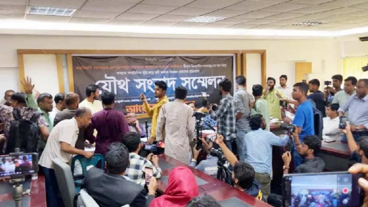 প্রেস ক্লাবে সংবাদ সম্মেলনে গণঅধিকার পরিষদের দুপক্ষের হট্টগোল। ছবি : সংগৃহীত