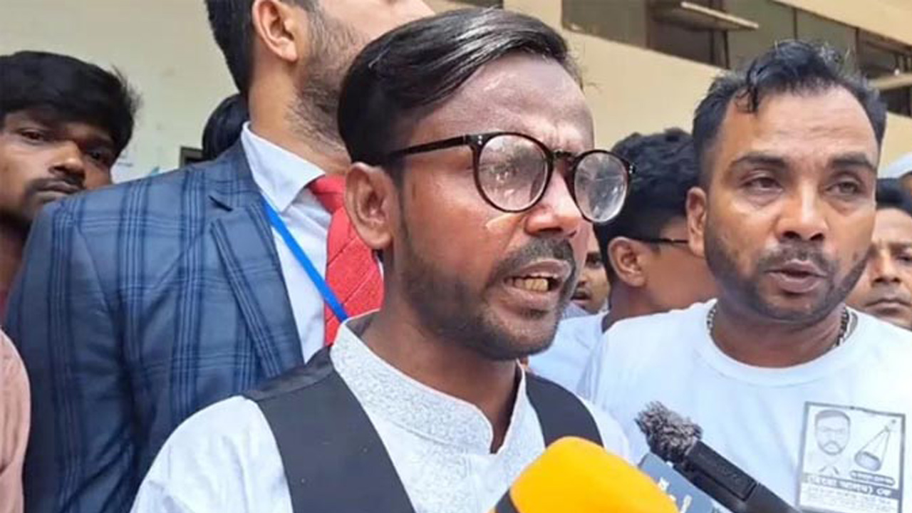 ভোটকেন্দ্রে সাংবাদিকদের সঙ্গে কথা বলেন হিরো আলম। ছবি : সংগৃহীত
