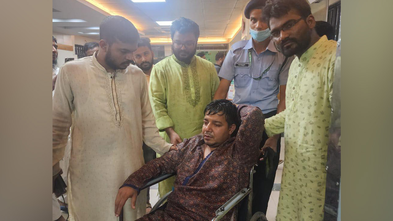 হামলার শিকার তারেক রহমানকে হাসপাতালে নিয়ে যান নেতাকর্মীরা। ছবি : কালবেলা