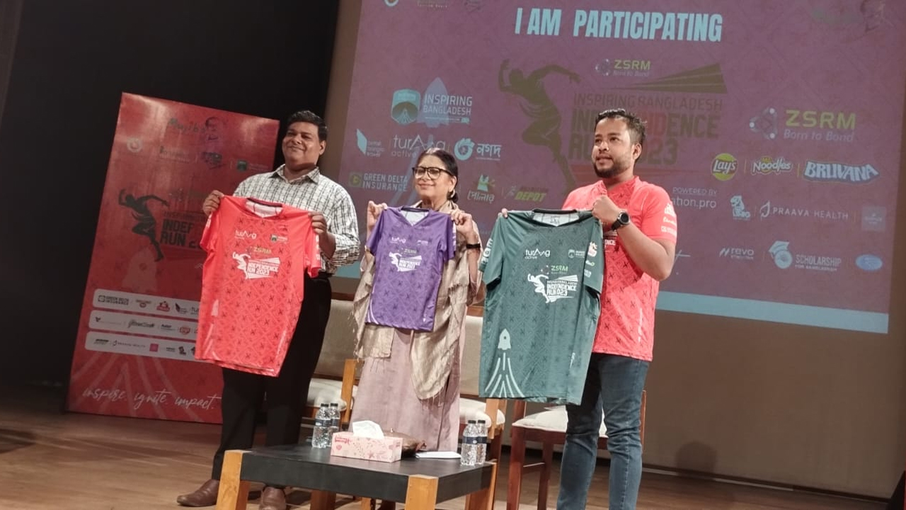 ম্যারাথনের টি-শার্ট ও মেডেল প্রদর্শন করছে কর্তৃপক্ষ। ছবি: কালবেলা
