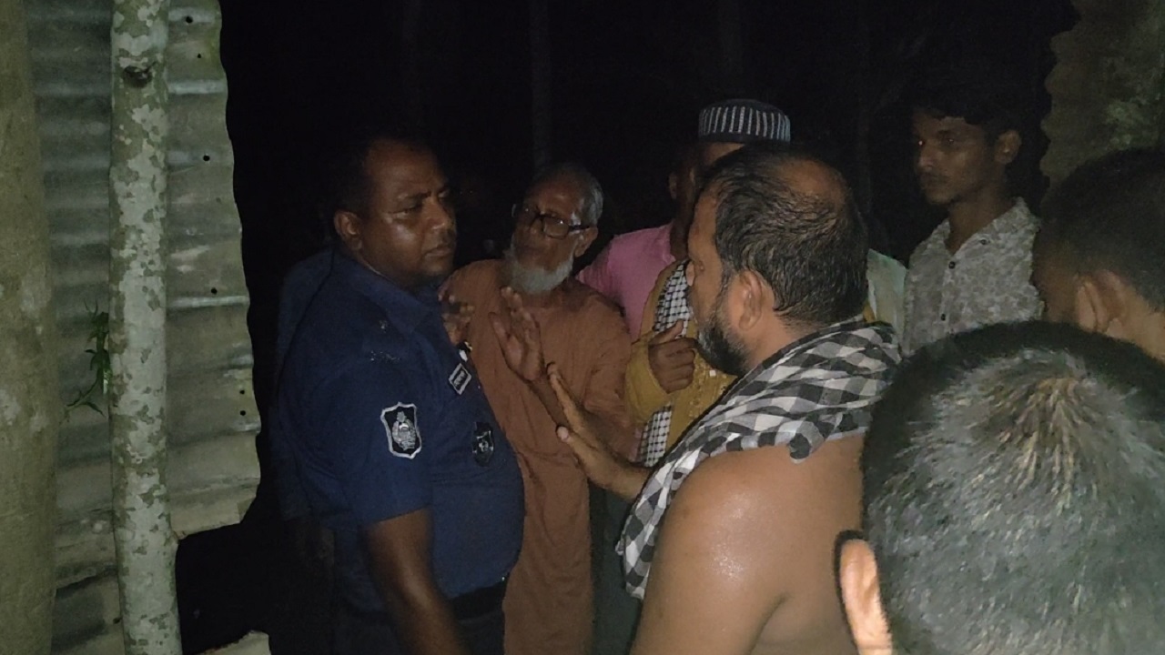 শ্রীরামপুর ইউনিয়নের লুথ্যারান এলাকায় হামলার ঘটনা পরিদর্শনে পুলিশ সদস্যরা। ছবি : কালবেলা