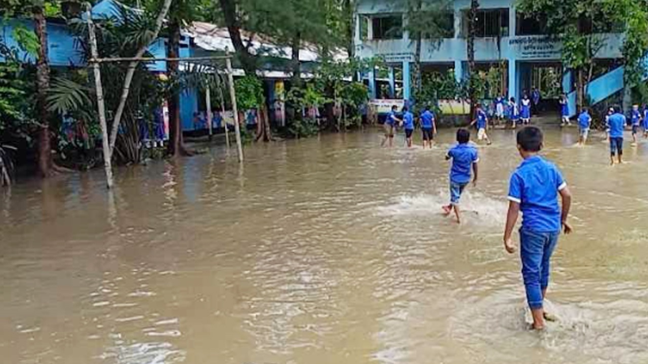 বৃষ্টির পানিতে জলমগ্ন চর-আবাবিল এসসি সরকারি প্রাথমিক বিদ্যালয় মাঠ। ছবি : কালবেলা