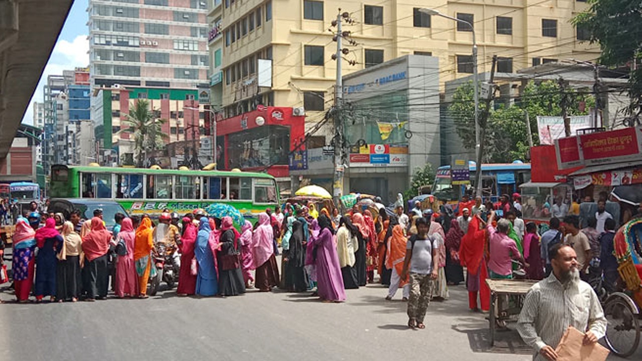 পূরবী সিনেমা হল এলাকায় সড়ক অবরোধ করে বিক্ষোভ করছেন ভুক্তভোগী গ্রাহকরা। ছবি : সংগৃহীত