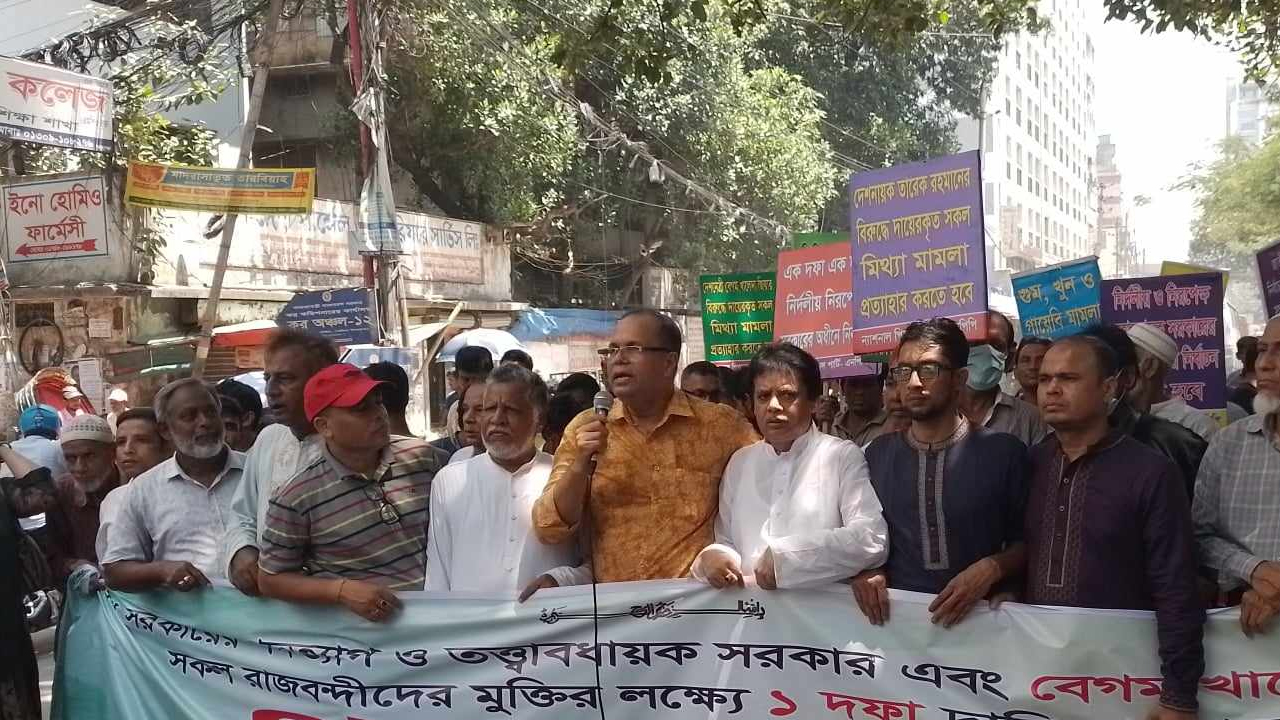 জাতীয়তাবাদী সমমনা জোটের পদযাত্রায় কথা বলছেন সভাপতি ড. ফরহাদ। ছবি: কালবেলা