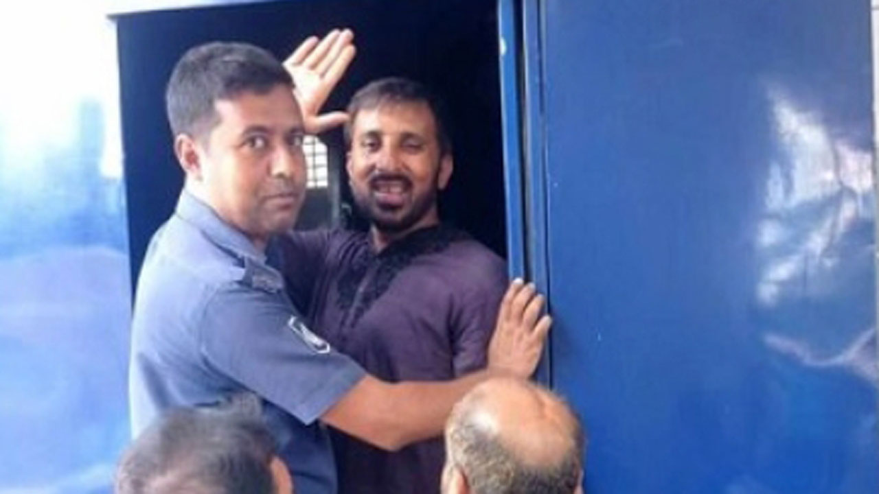 কারাগারে নেওয়া হচ্ছে সাতক্ষীরা পৌর মেয়র ও সাতক্ষীরা পৌর বিএনপির সদস্যসচিব তাসকিন আহমেদ চিশতীকে। ছবি : সংগৃহীত
