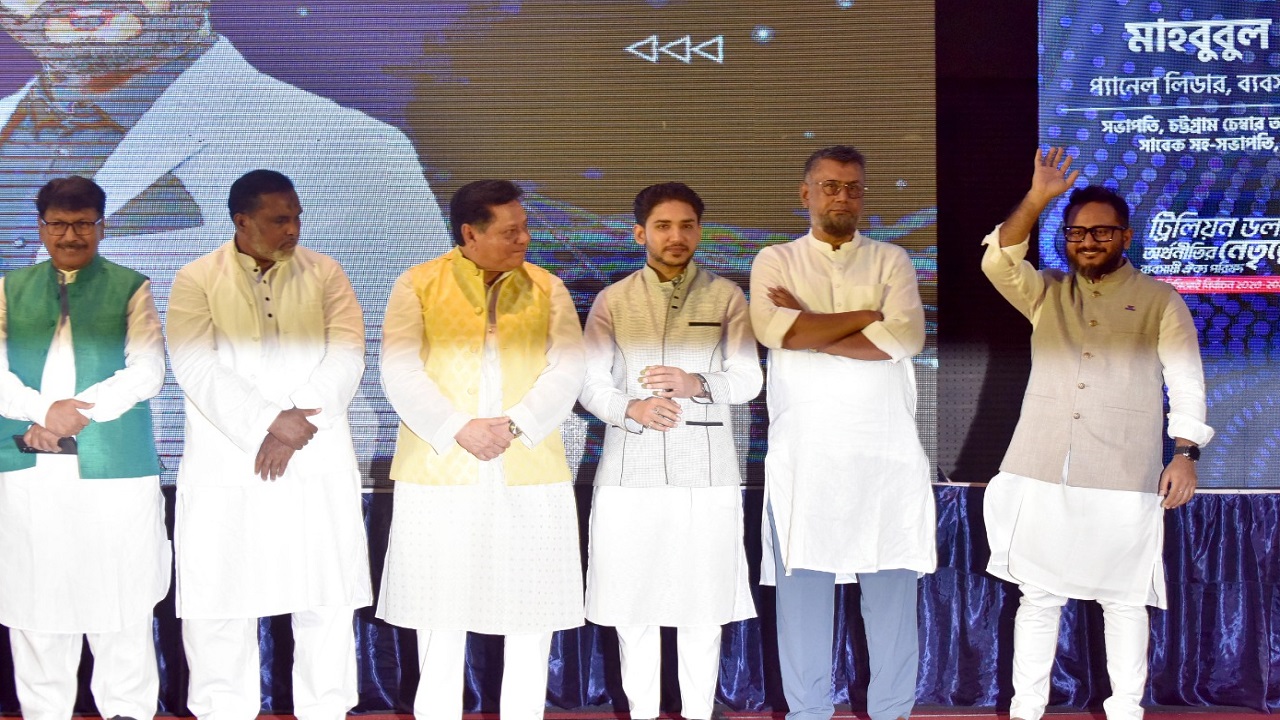 ‘ট্রিলিয়ন ডলার অর্থনীতির যাত্রায় বন্দর নগরীর তাৎপর্য’ শীর্ষক আলোচনা সভায় ওয়ালটন হাই-টেক ইন্ডাস্ট্রিজের এমডি ও সিইও গোলাম মুর্শেদ (ডানে)। ছবি : সংগৃহীত