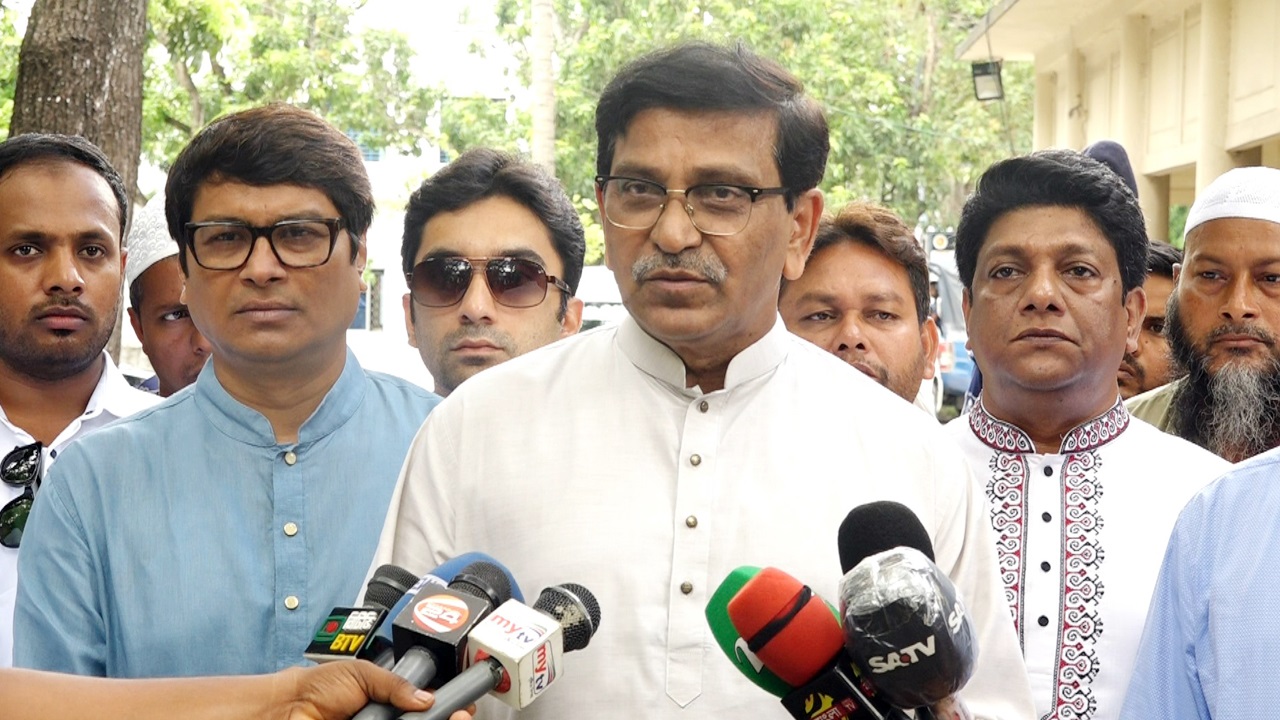 কুষ্টিয়ায় সাংবাদিকদের সঙ্গে কথা বলছেন আওয়ামী লীগের যুগ্ম সাধারণ সম্পাদক মাহবুবউল আলম হানিফ। ছবি : কালবেলা