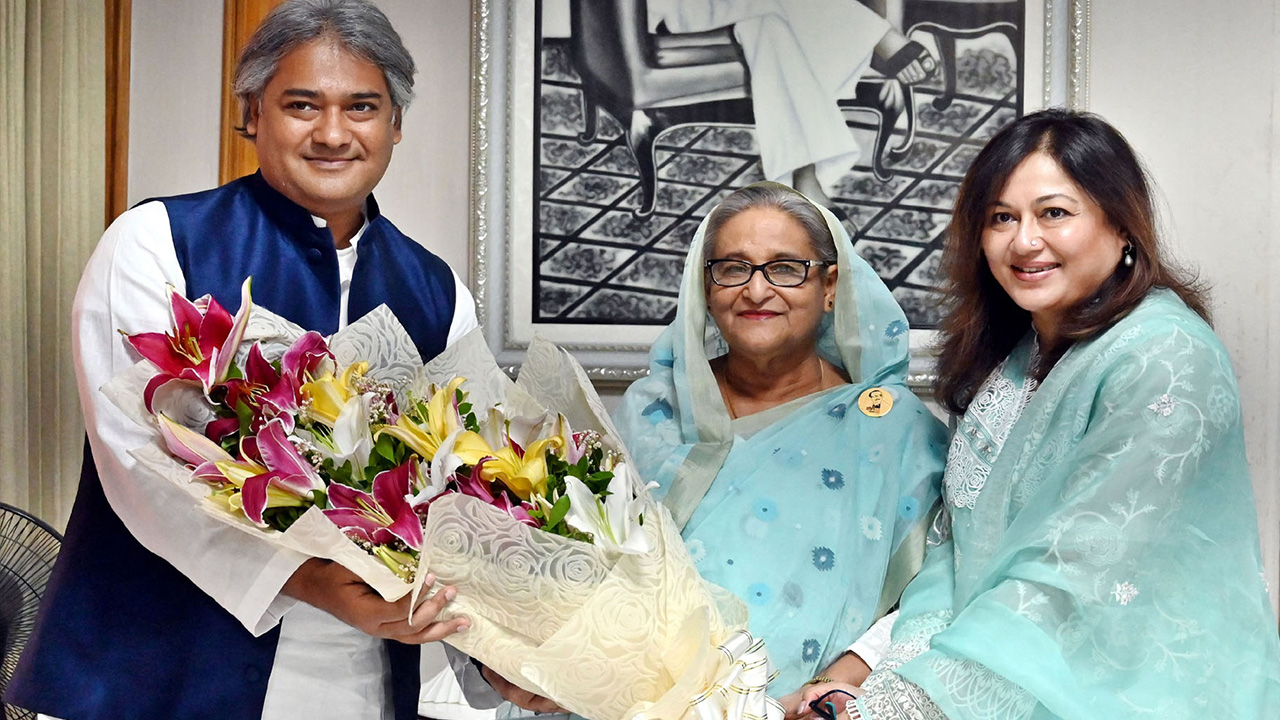 গণভবনে প্রধানমন্ত্রীর সঙ্গে মোহাম্মদ এ আরাফাত ও তার স্ত্রী। ছবি : পিআইডি