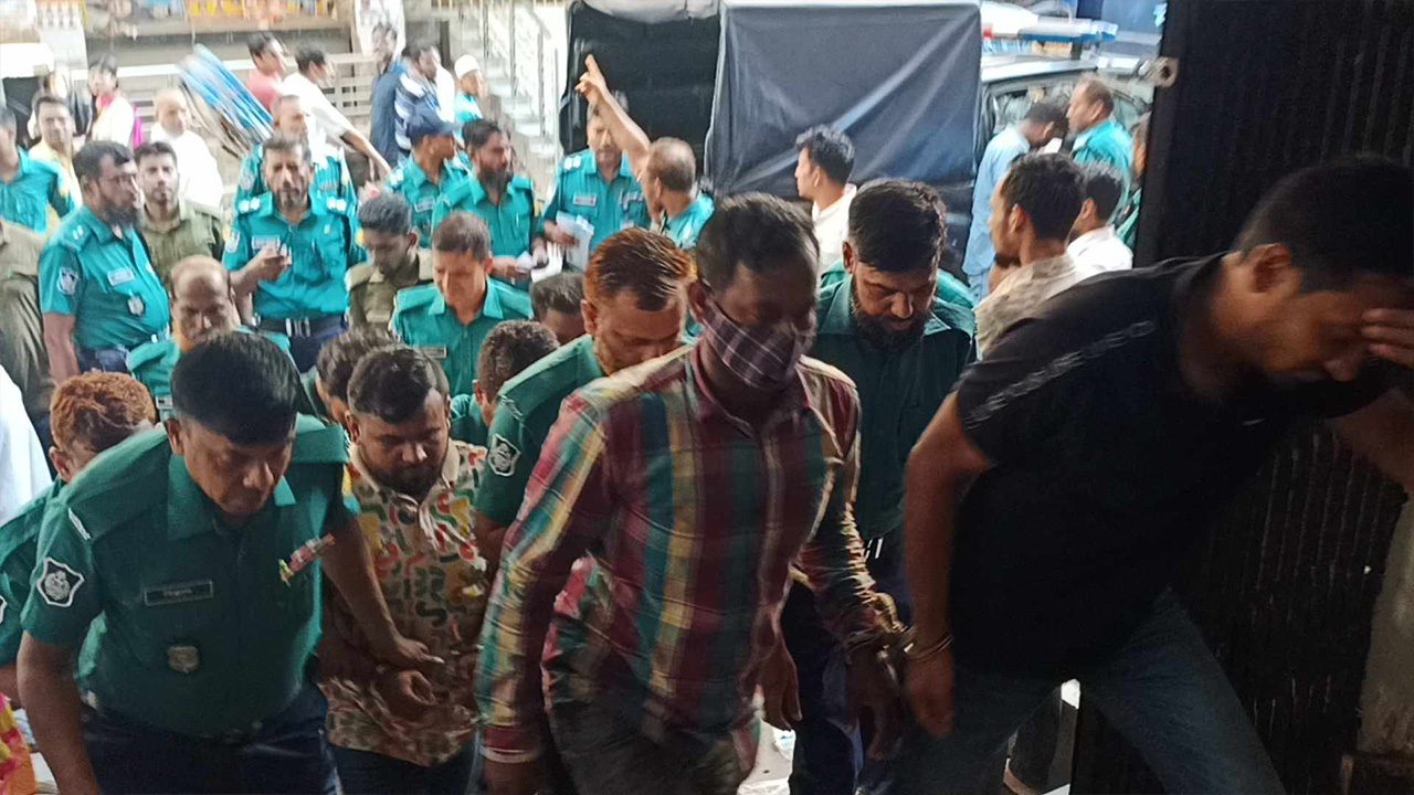 আদালতে তোলা হচ্ছে আসামিদের। ছবি : কালবেলা