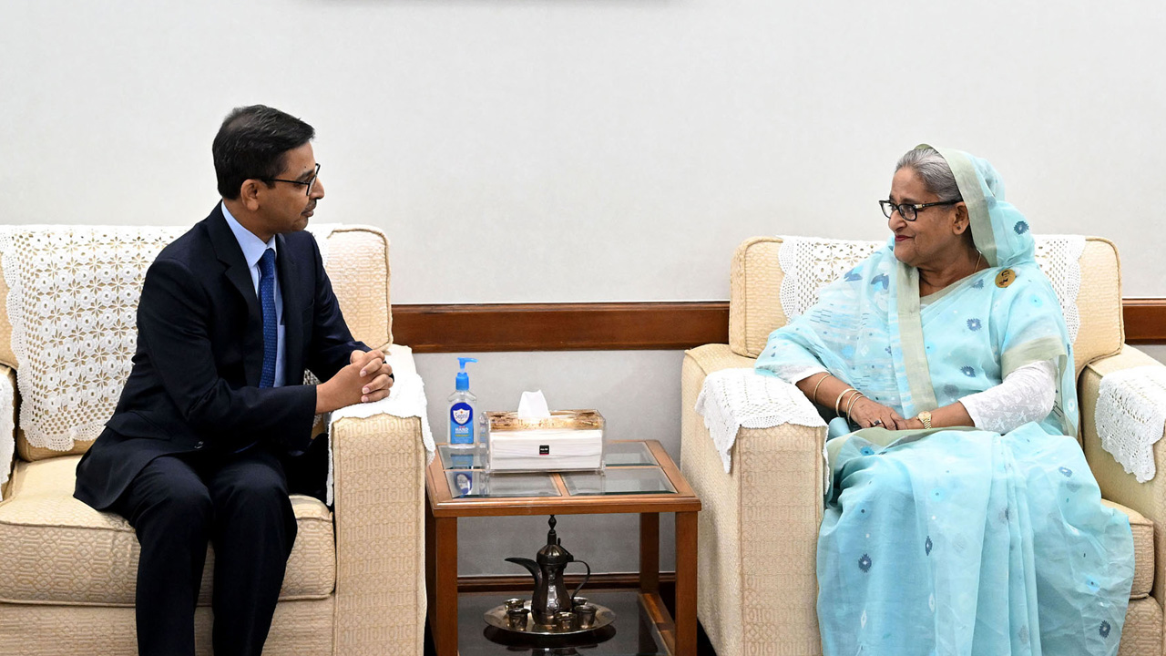 মঙ্গলবার প্রধানমন্ত্রী শেখ হাসিনার সঙ্গে গণভবনে সাক্ষাৎ করেন ভারতের হাইকমিশনার প্রণয় ভার্মা। ছবি : পিআইডি