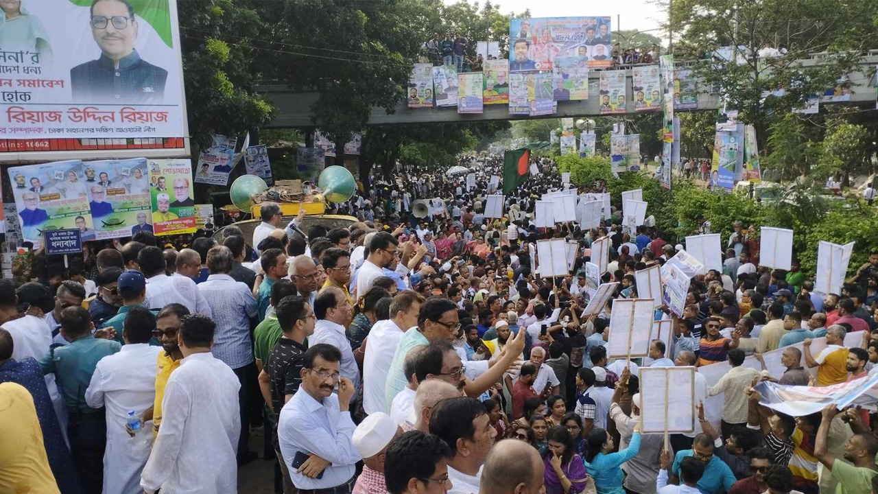 মঙ্গলবার রাজধানীতে আওয়ামী লীগের উন্নয়ন ও শান্তি শোভাযাত্রায় নেতাকর্মীরা। ছবি : কালবেলা