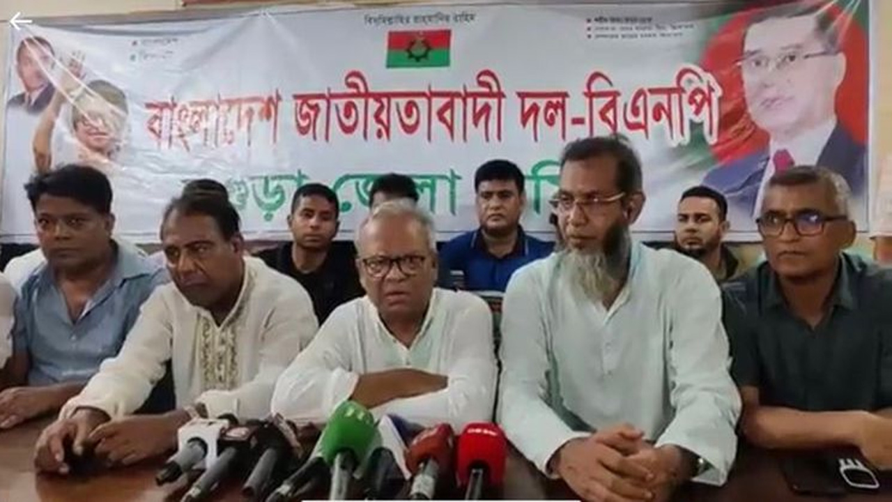 মঙ্গলবার রাতে বগুড়া জেলা বিএনপির কার্যালয়ে সংবাদ সম্মেলনে দলীয় নেতাকর্মীদের নিয়ে রুহুল কবির রিজভী। ছবি : কালবেলা
