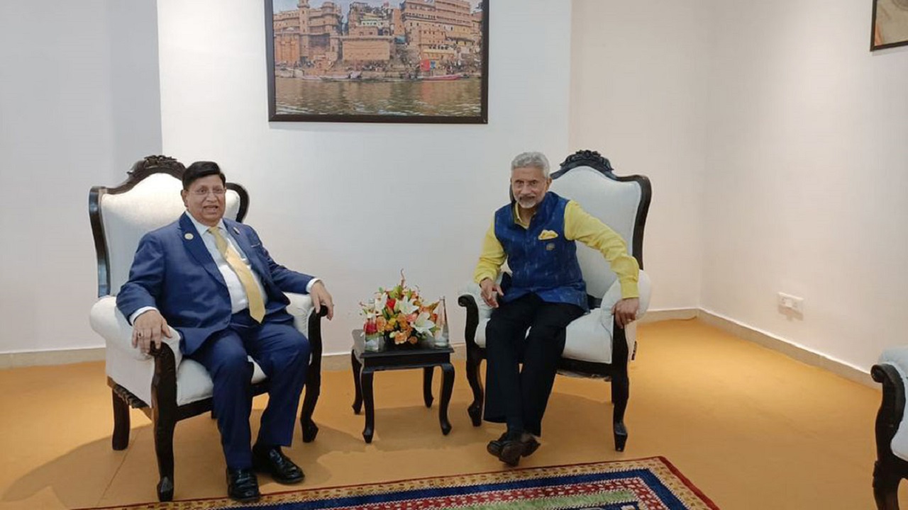 থাইল্যান্ডে বিমসটেক অবকাশ সভার সাইডলাইনে বৈঠক করেন আব্দুল মোমেন ও ভারতীয় পররাষ্ট্রমন্ত্রী এস জয়শঙ্কর। ছবি: সংগৃহীত