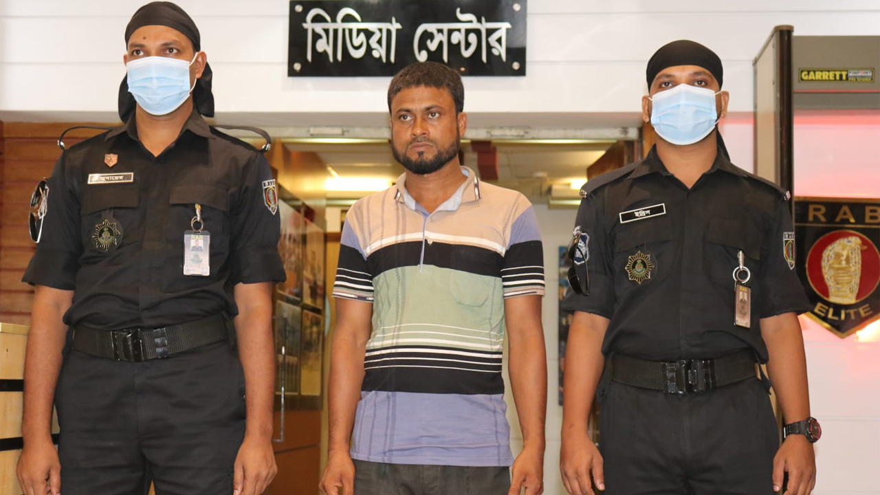 র‌্যাবের হাতে গ্রেপ্তার হত্যাকারী মাসুদ। ছবি : কালবেলা