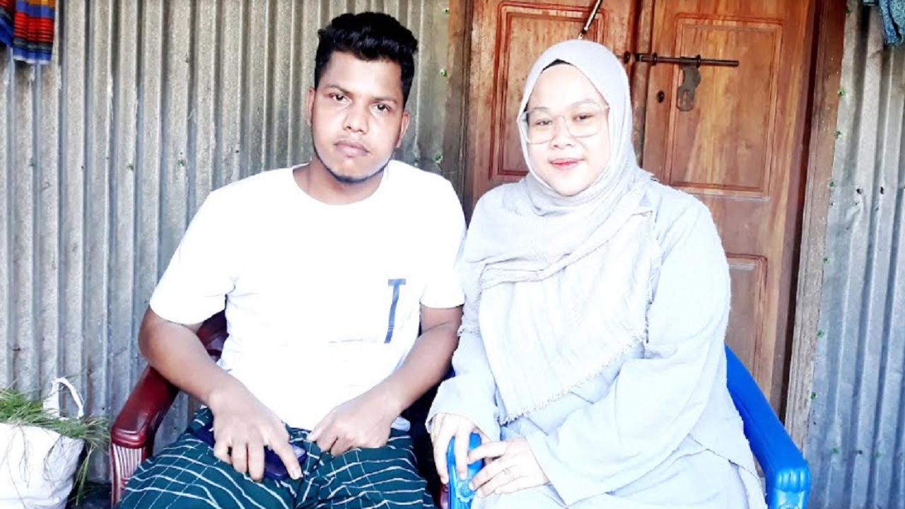 প্রেমের টানে পাবনার সুজানগরে মালয়েশিয়ান তরুণী। ছবি: কালবেলা