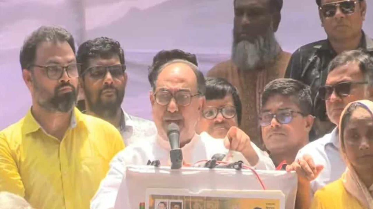আব্দুল্লাহপুরে পদযাত্রাপূর্ব এক সংক্ষিপ্ত সমাবেশে কথা বলছেন মির্জা আব্বাস। ছবি : কালবেলা