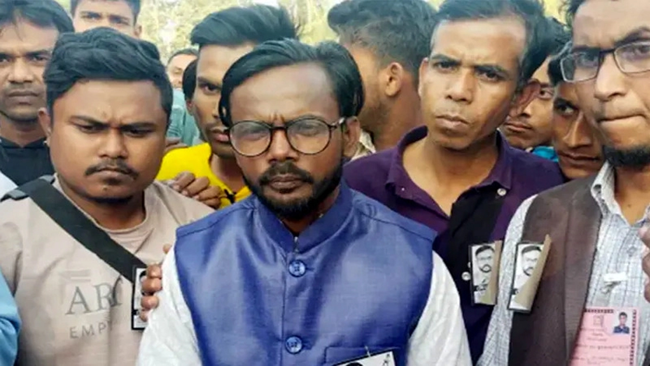 সাংবাদিকদের সঙ্গে কথা বলছেন হিরো আলম। ছবি : সংগৃহীত