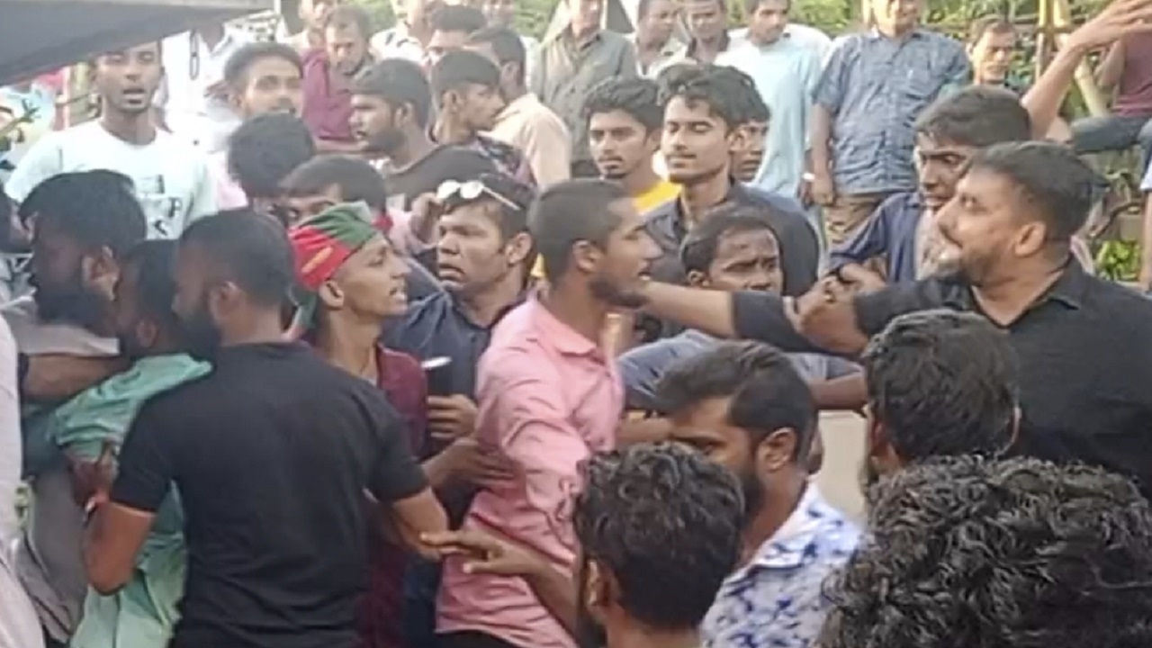নেছারাবাদের গুয়ারেখা ইউপিতে পুলিশ ফাঁড়ির সামনের স্টেশনারি দোকান ভাঙচুর করে সংক্ষুব্ধরা। ছবি : কালবেলা