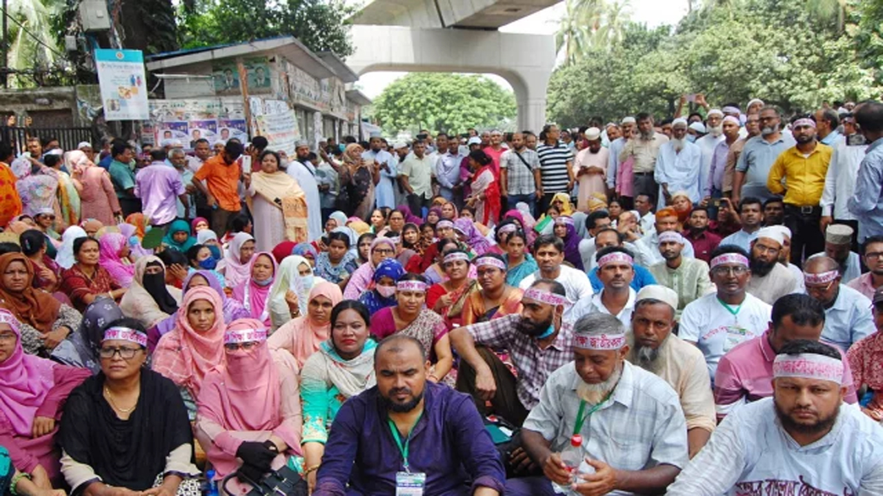 মাধ্যমিক শিক্ষা জাতীয়করণের দাবিতে আন্দোলন করছেন শিক্ষকরা। ছবি : সংগৃহীত