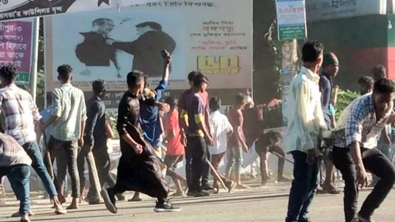 বিএনপির পদযাত্রা ও আওয়ামী লীগের শান্তি সমাবেশকে কেন্দ্র করে দফায় দফায় ত্রিমুখী সংঘর্ষ। ছবি : কালবেলা