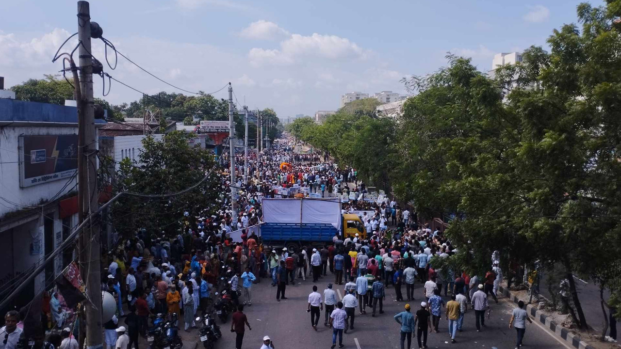 তেজগাঁও সাতরাস্তা মোড়ে খোলা ট্রাকে অস্থায়ী মঞ্চে শোভাযাত্রাপূর্বক সমাবেশে শুভেচ্ছা বক্তব্যে রাখছেন আওয়ামী লীগের কেন্দ্রীয় নেতারা। ছবি : কালবেলা