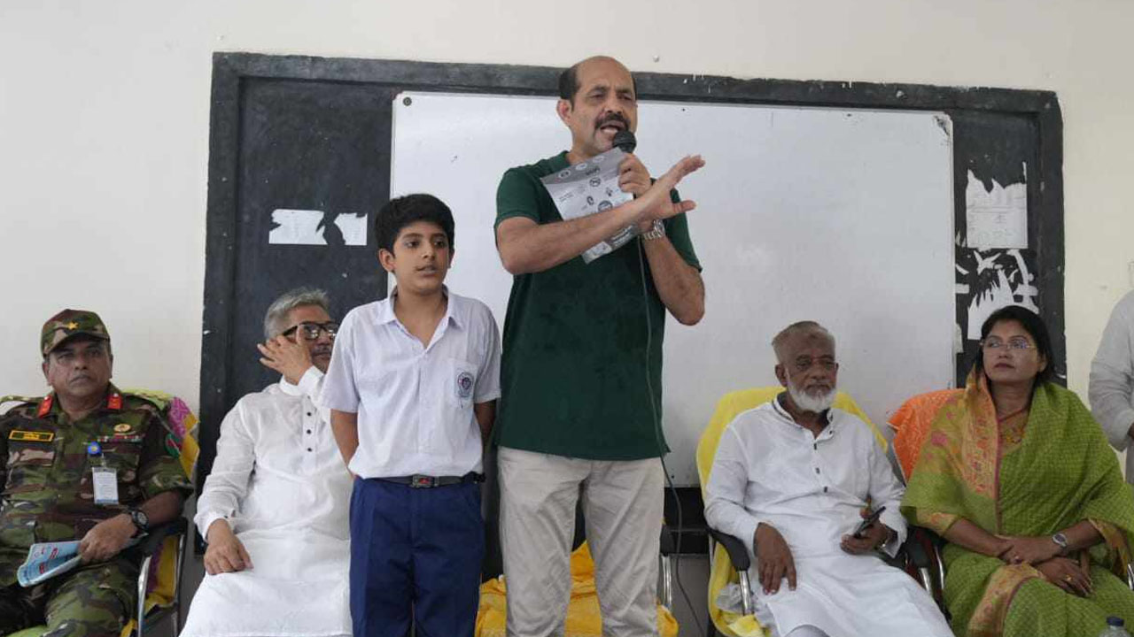 স্কুলে স্কুলে সচেতনতামূলক প্রচারাভিযানে অংশ নিয়েছেন ঢাকা উত্তর সিটি করপোরেশনের মেয়র মো. আতিকুল ইসলাম।