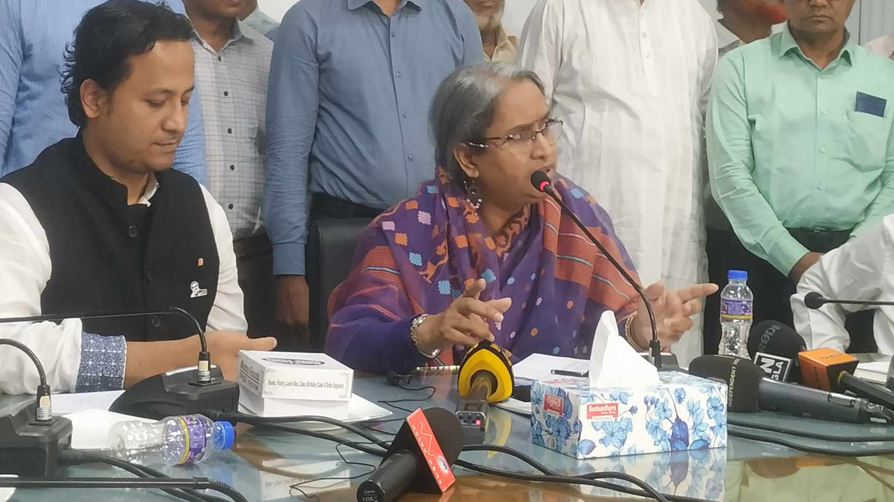 বুধবার আন্দোলনরত শিক্ষকদের সঙ্গে বৈঠক শেষে সাংবাদিকদের সঙ্গে কথা বলেন শিক্ষামন্ত্রী। ছবি : কালবেলা