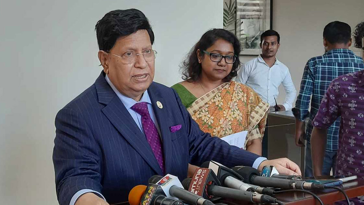 সাংবাদিকদের সঙ্গে কথা বলছেন পররাষ্ট্রমন্ত্রী এ কে আব্দুল মোমেন। ছবি : সংগৃহীত