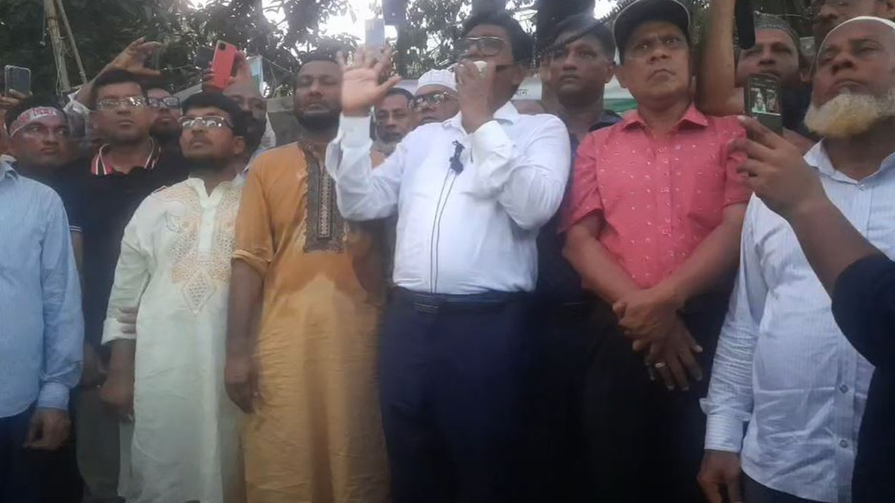 বুধবার বৈঠকের পর জাতীয় প্রেস ক্লাবের সামনে দাঁড়িয়ে আন্দোলন চালিয়ে যাওয়ার ঘোষণা দেন বিটিএ সাধারণ সম্পাদক অধ্যক্ষ শেখ কাওছার আহমেদ। ছবি : কালবেলা
