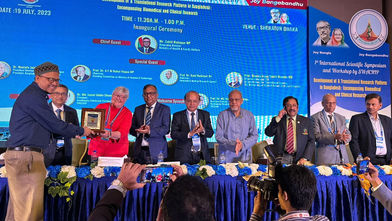 গবেষণার জন্য পুরস্কার পেল বেসরকারি গবেষণা সংস্থা আইপিডিআই ফাউন্ডেশন। ছবি : কালবেলা