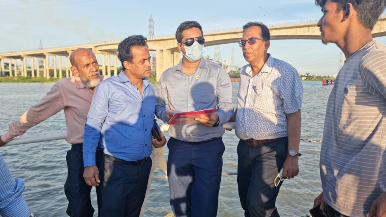 শীতলক্ষ্যায় সাতটি নৌযানকে ৮৩ হাজার টাকা অর্থদণ্ড দিয়েছেন ভ্রাম্যমাণ আদালত। ছবি : কালবেলা
