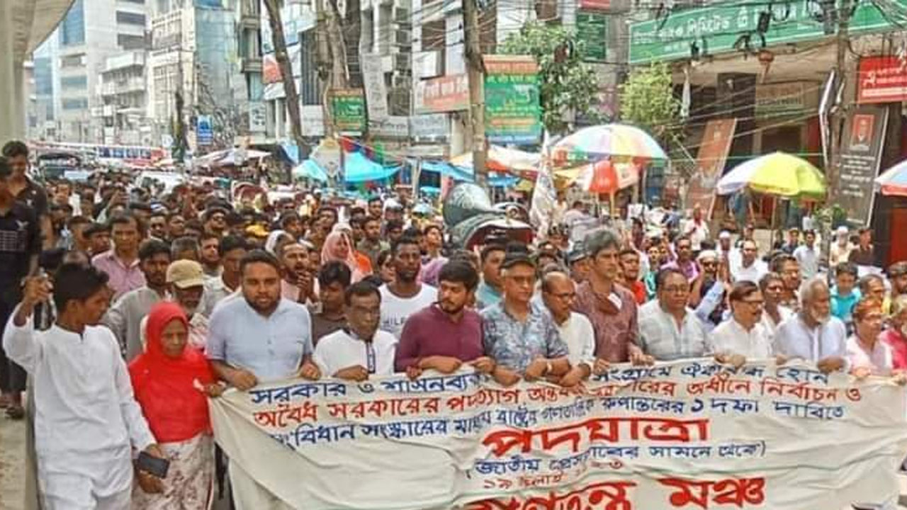 পুরানা পল্টন মোড়ে যুগপৎ আন্দোলনের কর্মসূচি হিসেবে দ্বিতীয় দিনের পদযাত্রা। ছবি : কালবেলা
