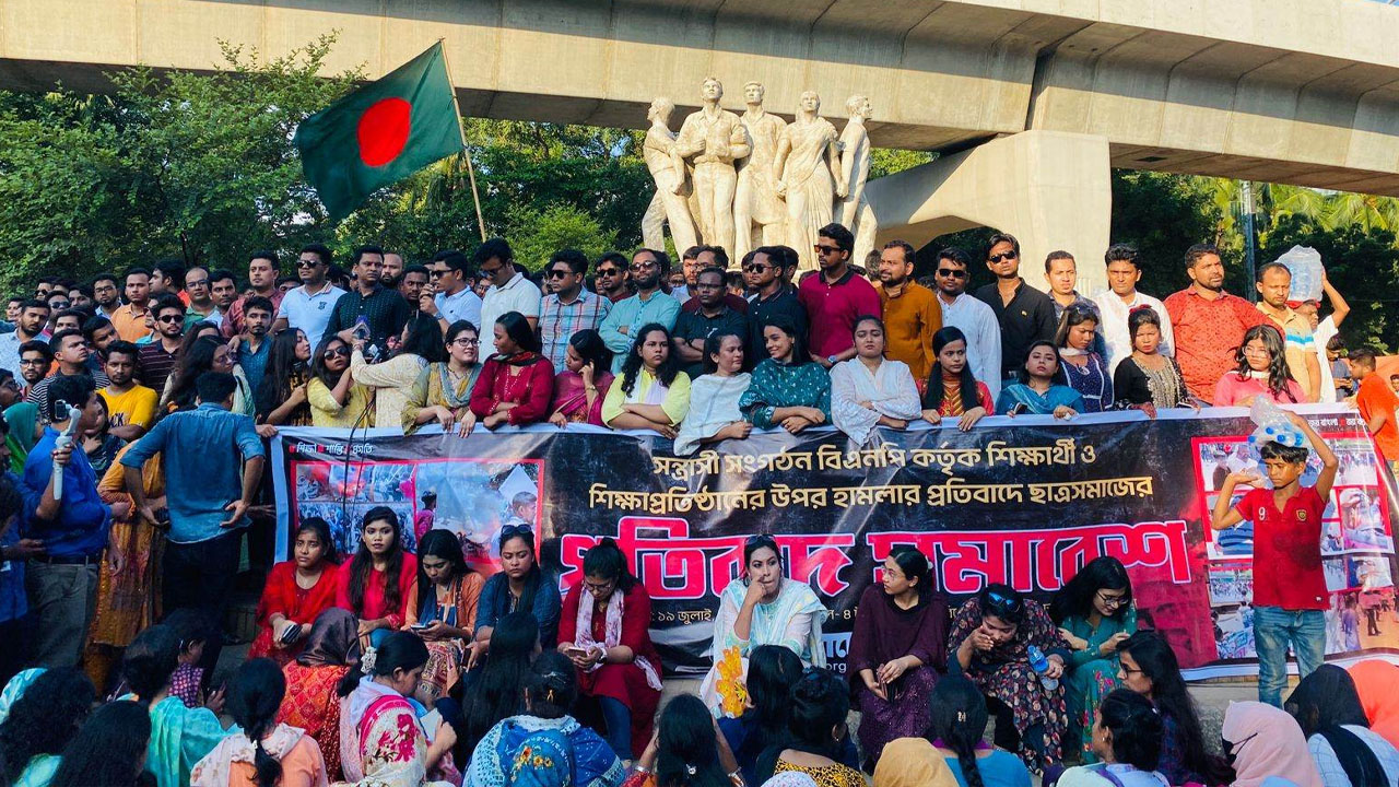 ঢাকা বিশ্ববিদ্যালয়ের রাজু ভাস্কর্যের পাদদেশে ছাত্রলীগের সমাবেশ। ছবি : কালবেলা
