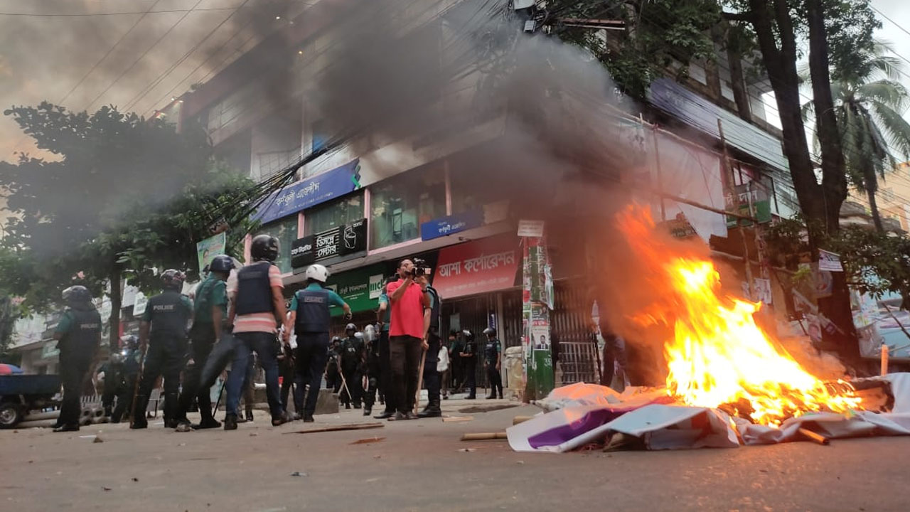চট্টগ্রামের কাজির দেউড়ি এলাকায় বিএনপির কার্যালয়ের সামনে ব্যানার-ফ্যাস্টুনে আগুন দিয়ে বিক্ষোভ। ছবি : কালবেলা