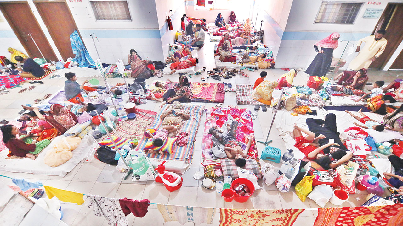 রাজধানীর মুগদা হাসপাতালে জায়গা সংকুলান না হওয়ায় মেঝেতে বেড পেতে চলছে চিকিৎসা। ছবি: কালবেলা