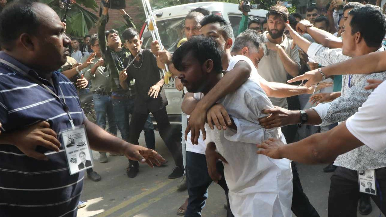 গত সোমবার (১৭ জুলাই) ঢাকা-১৭ আসনের উপনির্বাচনে হিরো আলমকে বেধড়ক পেটাচ্ছেন দুর্বৃত্তরা। ছবি: সংগৃহীত