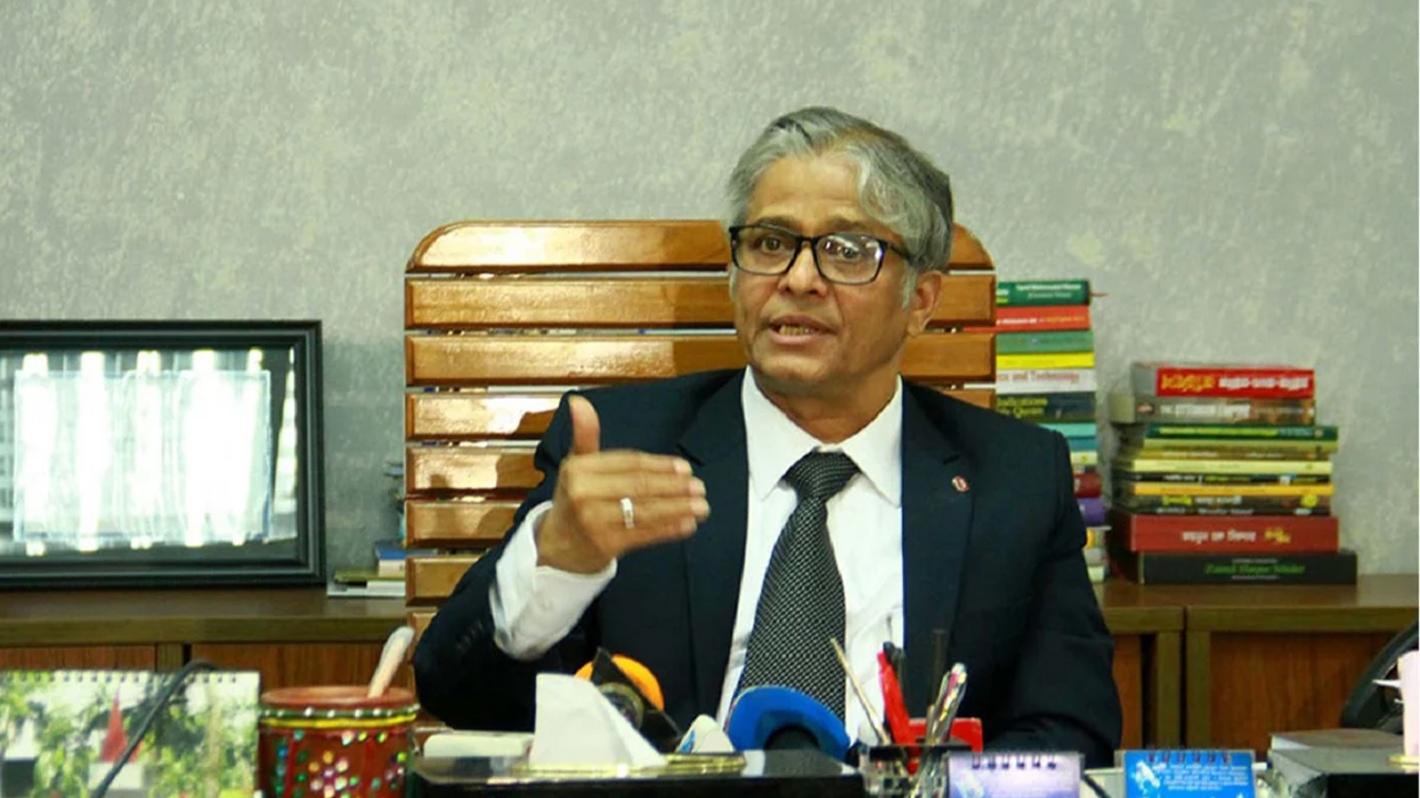 ঢাকা বিশ্ববিদ্যালয়ের উপাচার্য অধ্যাপক ড. মো. আখতারুজ্জামান। ছবি: সংগৃহীত