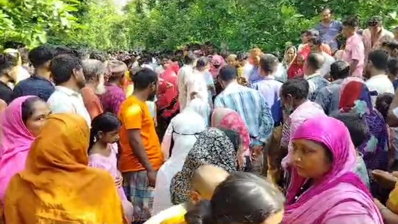 সখীপুরের বাঘেরবাড়ি এলাকায় মরদেহ দেখতে সাধারণ মানুষের উপচে পড়া ভিড়। ছবি : কালবেলা
