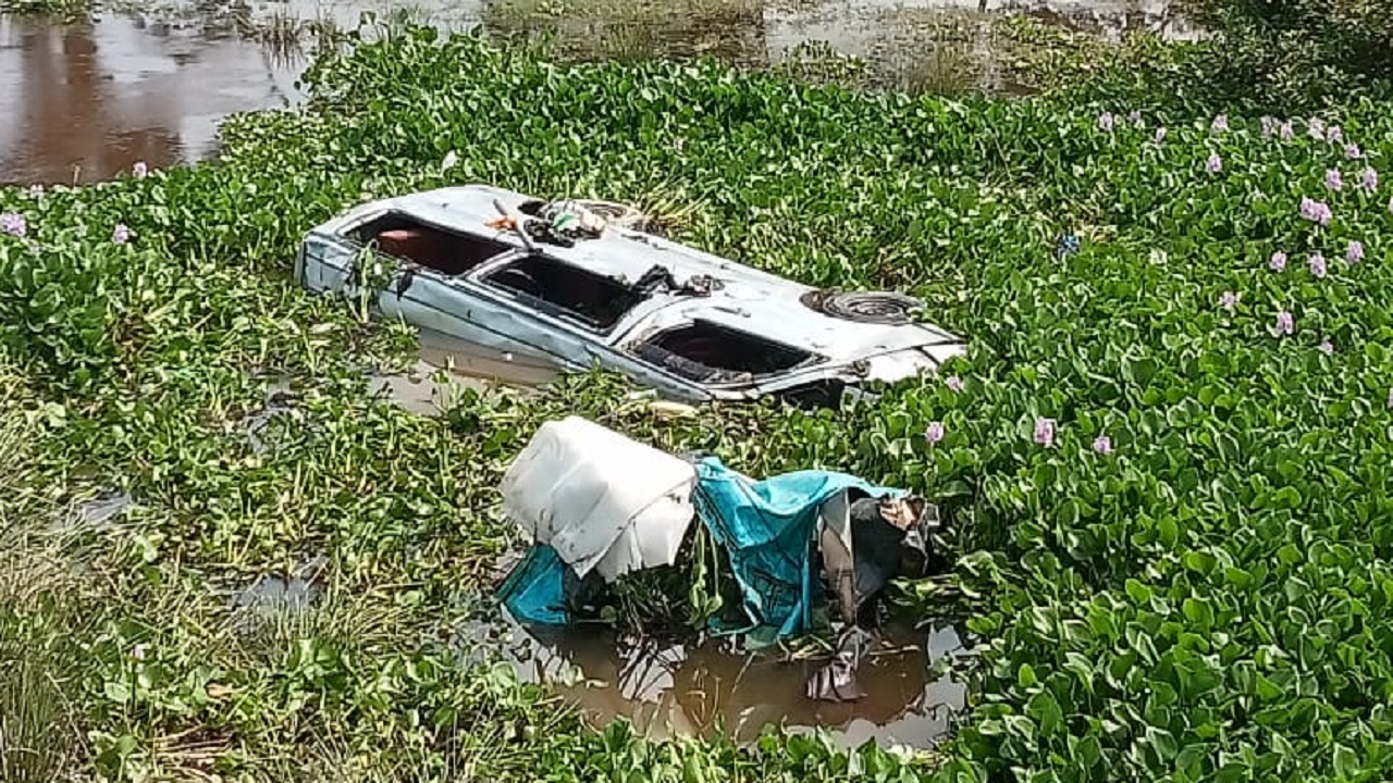 দুর্ঘটনার পর সড়কের পাশে খাদে পড়ে যাওয়া অটোরিকশা ও মাইক্রোবাস। ছবি : কালবেলা