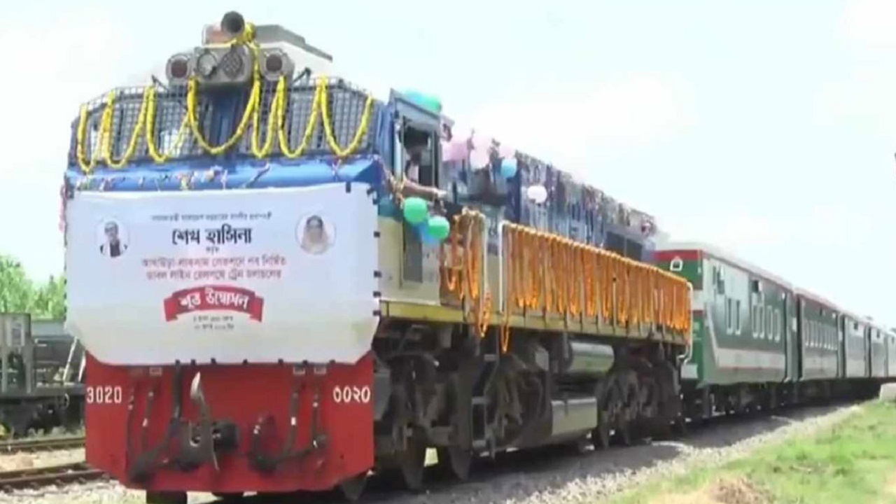 আখাউড়া থেকে লাকসাম পর্যন্ত ডুয়েলগেজ রেলপথে ট্রেন চলাচল শুরু। ছবি : সংগৃৃহীত