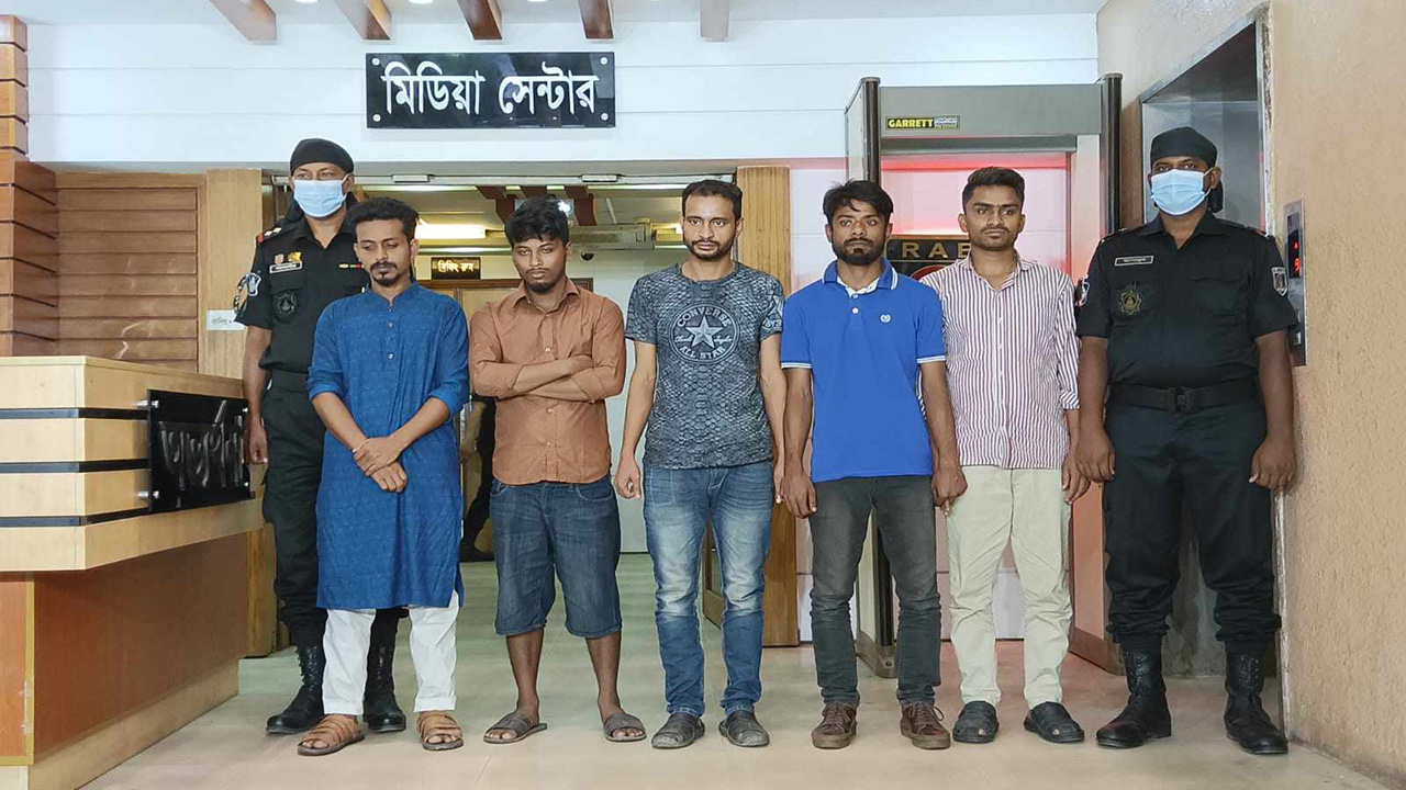 চক্রের প্রধান আনিছসহ তার চার সদস্য গ্রেপ্তার। ছবি : কালবেলা