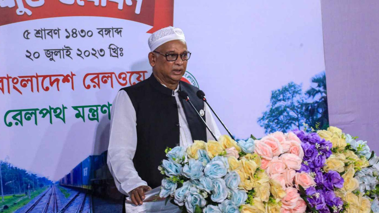 লাকসাম রেল স্টেশনে ডাবল লাইনে ট্রেন চলাচল উদ্বোধন অনুষ্ঠানে রেলমন্ত্রী মো. নূরুল ইসলাম সুজন। ছবি : কালবেলা
