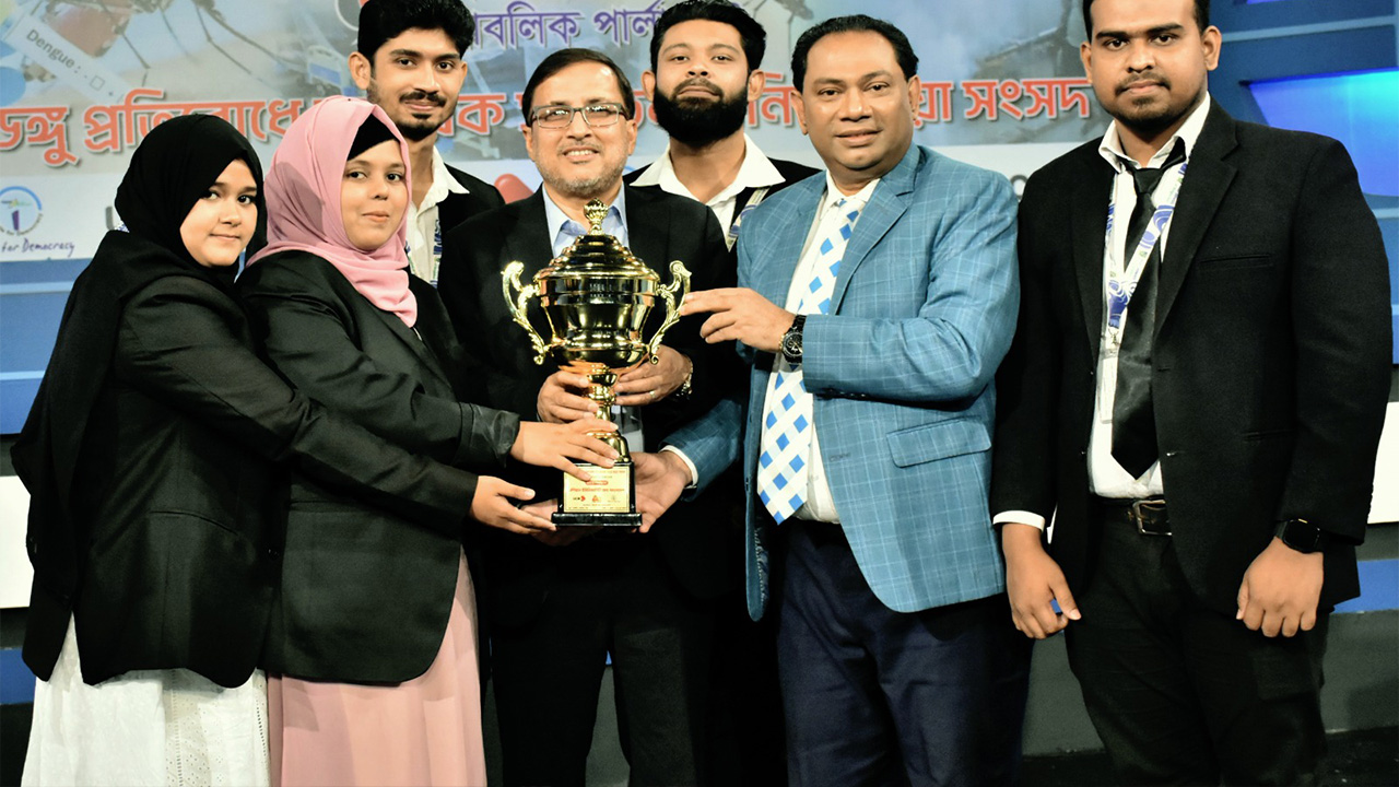 ছায়া সংসদে চ্যাম্পিয়ন দলের বিতার্কিকদের ট্রফি প্রদান করছেন স্বাস্থ্য অধিদপ্তরের মহাপরিচালক। ছবি : কালবেলা