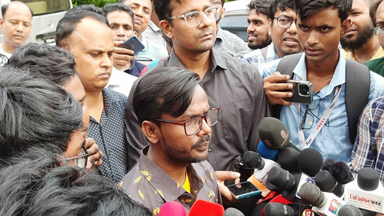 ডিবি কার্যালয়ের বাইরে কথা বলছেন হিরো আলম। ছবি : সংগৃহীত