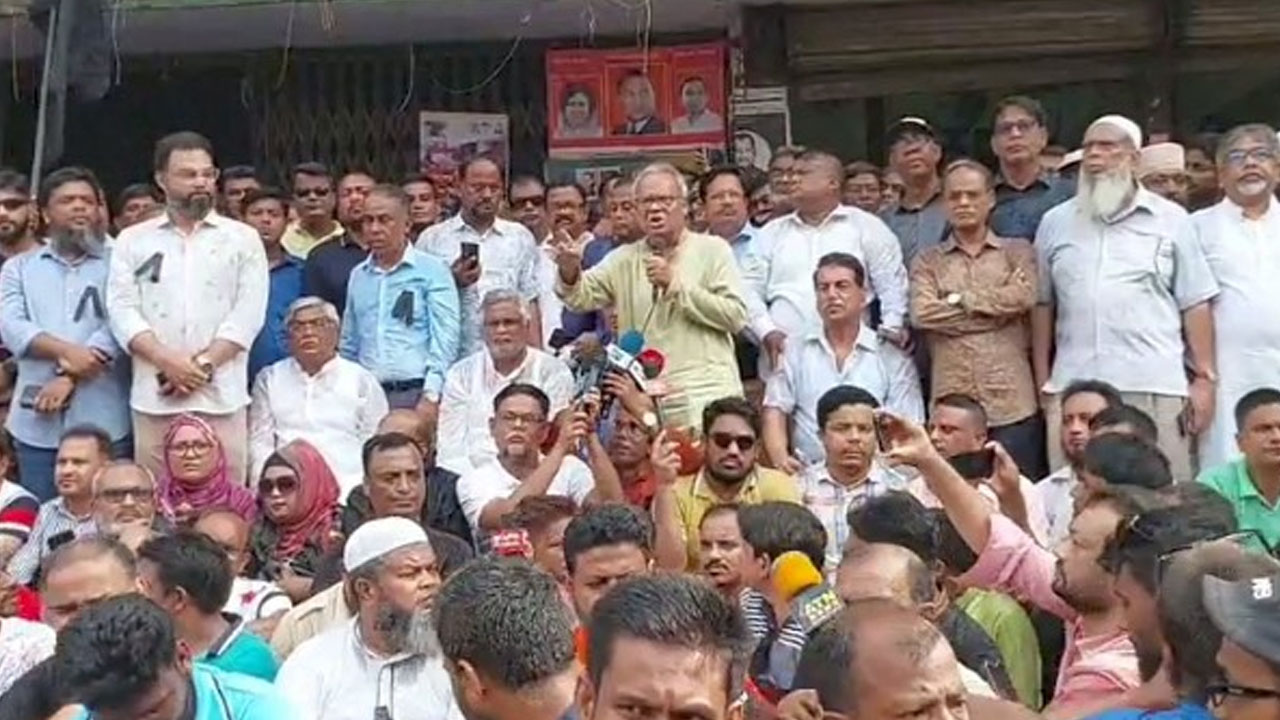 বৃহস্পতিবার নয়াপল্টনে বিএনপির কেন্দ্রীয় কার্যালয়ের সামনে কর্মসূচিতে বক্তব্য দেন রুহুল কবির রিজভী। ছবি : কালবেলা