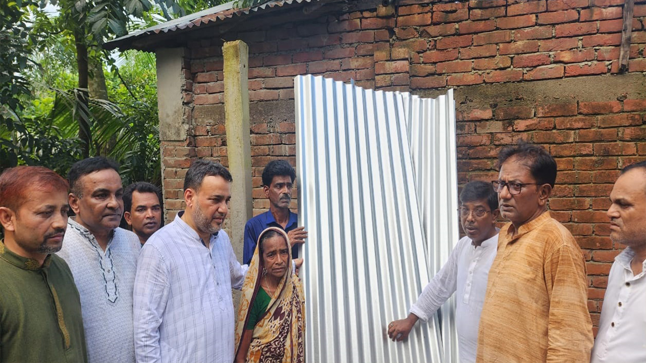 ক্ষতিগ্রস্ত পরিবারের পাশে নজরুল ইসলাম দুলাল। ছবি : কালবেলা