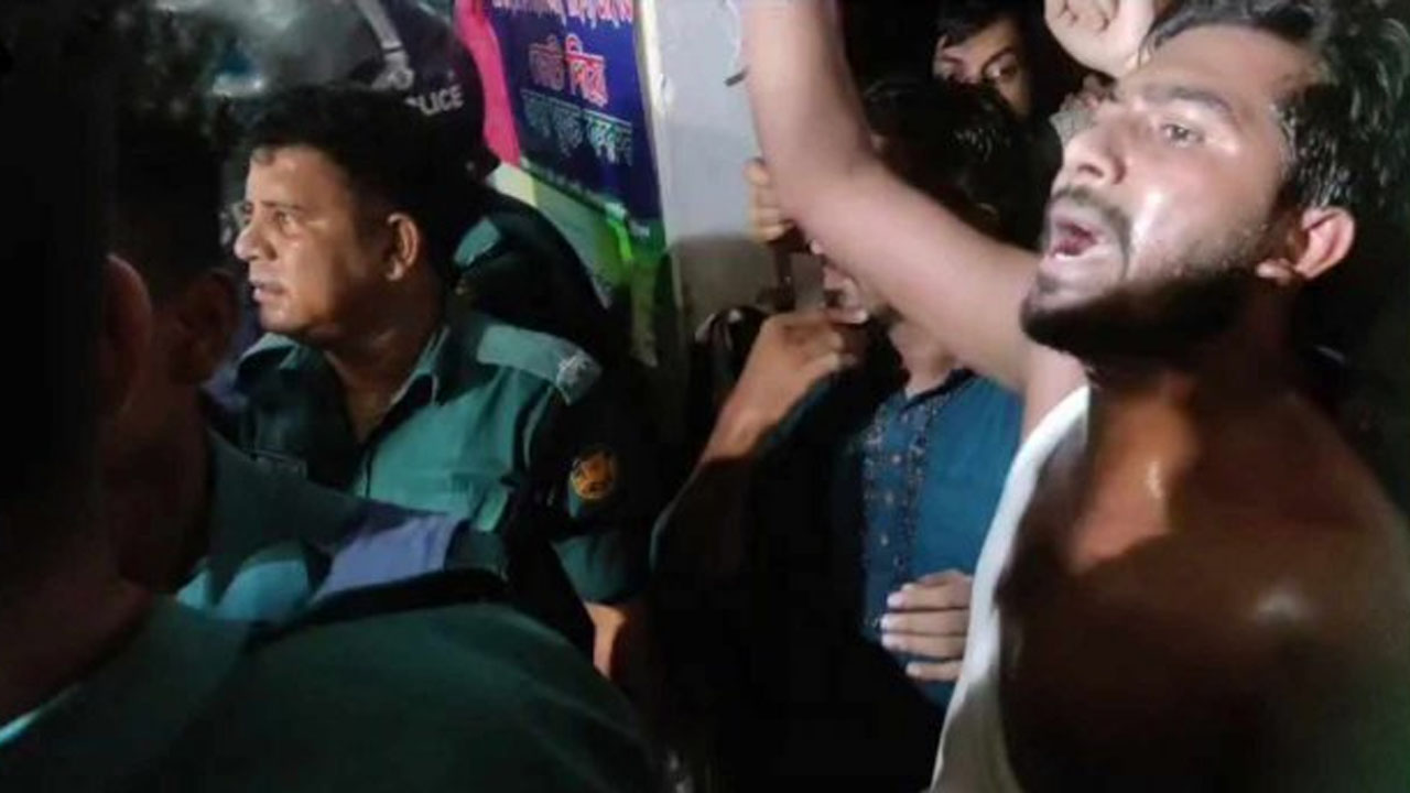 তালাবদ্ধ কার্যালয়ে ঢুকতে গিয়ে পুলিশের বাধার মুখে গণঅধিকার পরিষদের নেতাকর্মীরা। ছবি : সংগৃহীত
