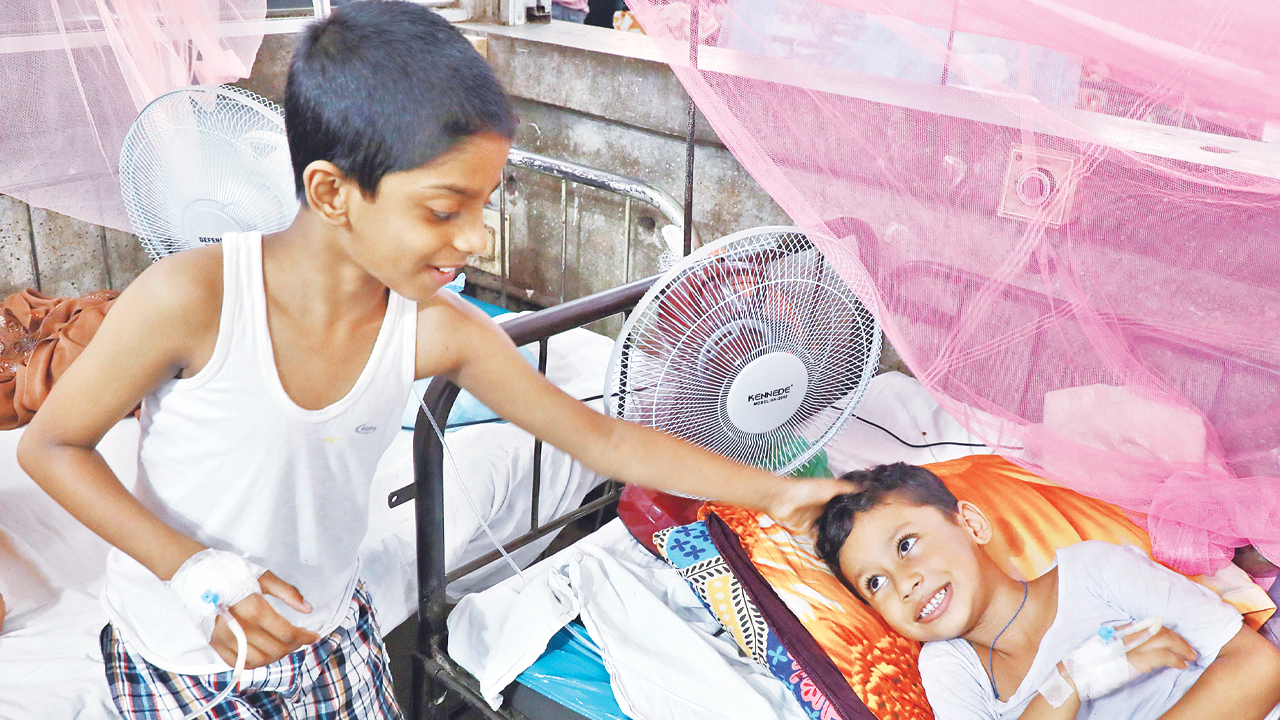 ডেঙ্গু আক্রান্ত হয়ে রাজধানীর শিশু হাসপাতালে পাশাপাশি বেডে বেশ কিছুদিন ধরে আছে দুই শিশু জোবায়ের ও হাবিবুল্লাহ। এ সময় তাদের মধ্যে গড়ে ওঠে বন্ধুত্ব। আজ বাসায় ফিরবে জোবায়ের। ফেরার আগে বৃহস্পতিবার হাবিবুল্লাহকে সে সান্ত্বনা দিচ্ছে— তুমিও দ্রুত সেরে উঠবে। ছবি : কাজল হাজরা