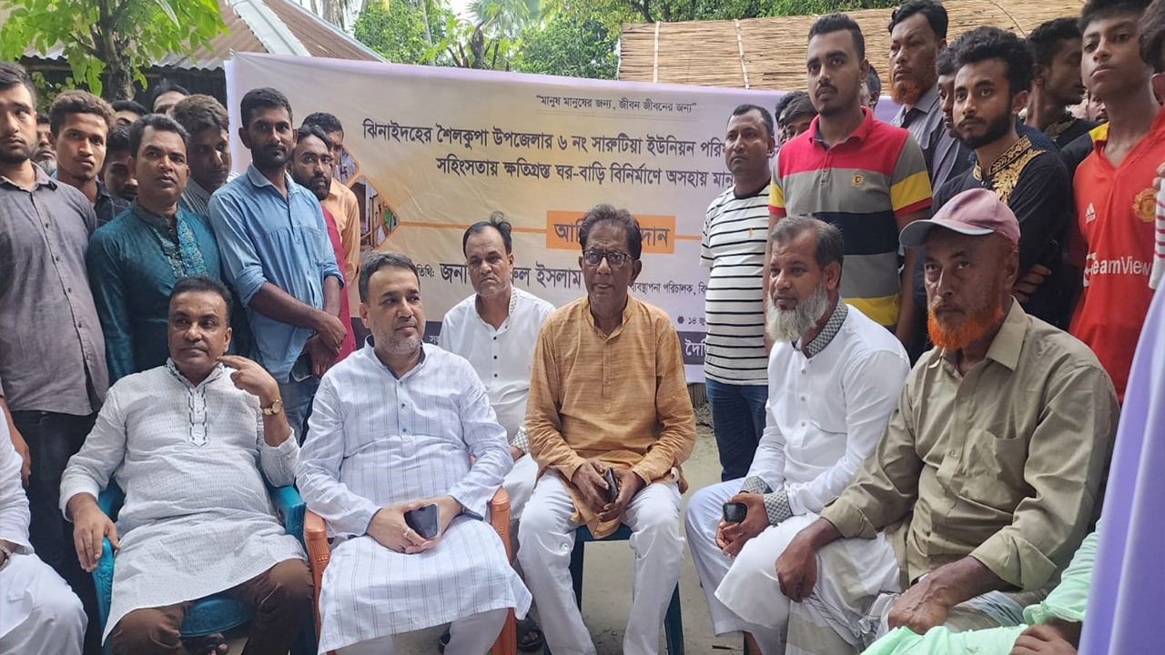 ক্ষতিগ্রস্তদের মাঝে নজরুল ইসলাম দুলাল